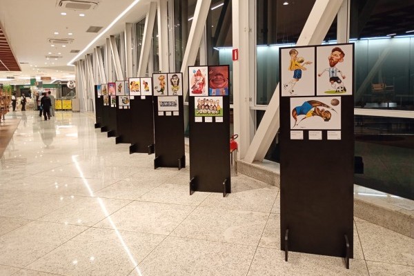 Sider Shopping recebe exposição que une futebol e humor gráfico