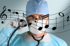O médico músico ouve as batidas do coração
