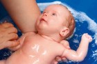 Bebê nervoso? Que tal um banho antes de dormir?