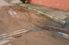 Esgoto vaza e pavimentação está destruída em rua do Bairro de Fátima