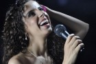 Sara Bentes: a voz de veludo azul de uma artista multifacetada