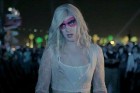 Arcade Fire lança clipe em que Andrew Garfield interpreta travesti