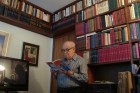 Gilberto Mendonça Teles recebe livro em sua homenagem