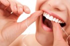 Brasileiros ainda têm dificuldades para passar fio dental