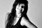 Mariana Fracornel canta Clara Nunes neste domingo no Zero a 100