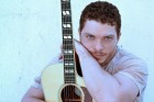 Rodrigo Fragoso faz show no Fronteiras neste sábado