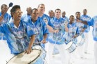 Bateria da Beija-Flor anima a Praça Brasil nesta segunda-feira