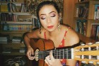 Bruna Hellen é a atração musical na Fidel Tabacaria
