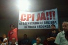 Grupo protesta na cerimônia de posse do prefeito Neto