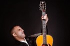 Dinho faz show no Castello