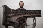 Artista mexicano cria instrumentos usando partes de armas