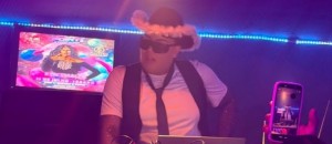 DJ Pink Country estreia no Encontros Bar e conquista o público com mistura de pop e piseiro remix first