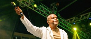 Pretinho da Serrinha alegra aniversário de Volta Redonda first