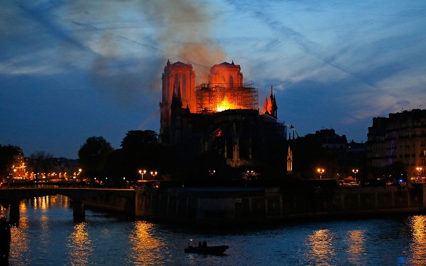 Abril - Fogo na Cdetral Notre Dame Michel Euler