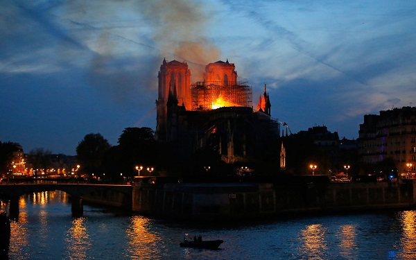 Abril - Fogo na Cdetral Notre Dame Michel Euler